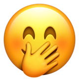 Прикрывает рот рукой